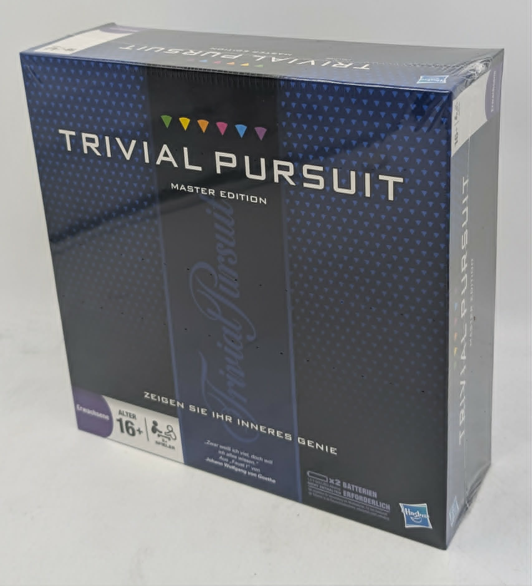 Verpackung des Trivial Pursuit Master Edition Brettspiels in Blau mit weißem Text und bunten Dreiecken.