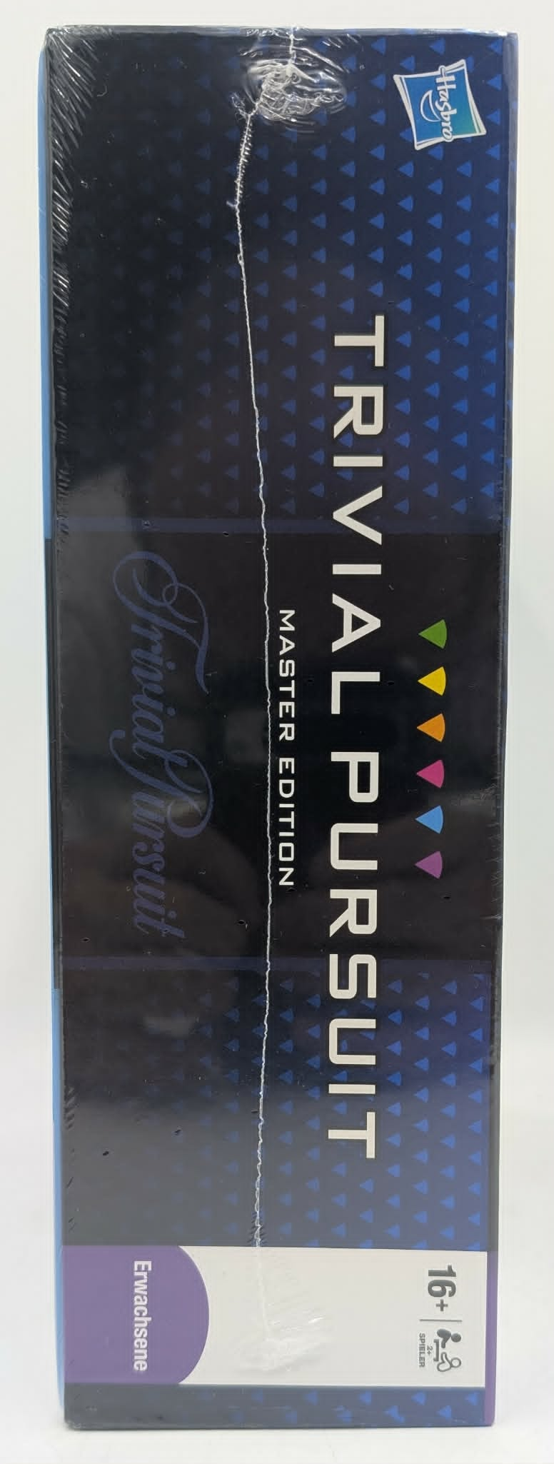 Seitenansicht einer eingeschweißten Trivial Pursuit Master Edition Spielschachtel in Blau und Schwarz.