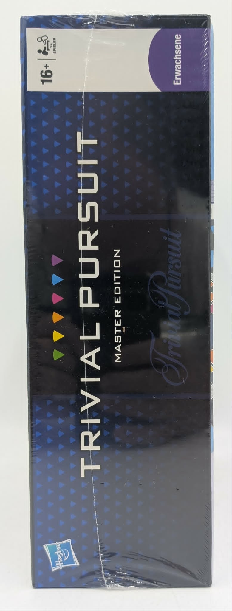 Seitenansicht der in Folie verpackten Trivial Pursuit Master Edition Spielschachtel.