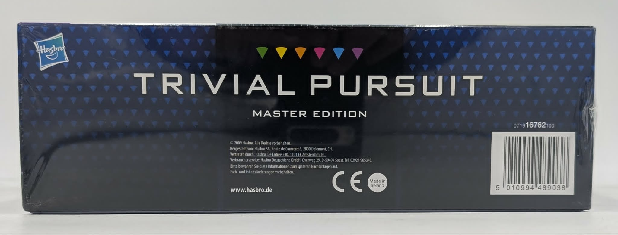 Rückseite einer Trivial Pursuit Master Edition Brettspielschachtel mit blauem Hintergrund und Barcode.