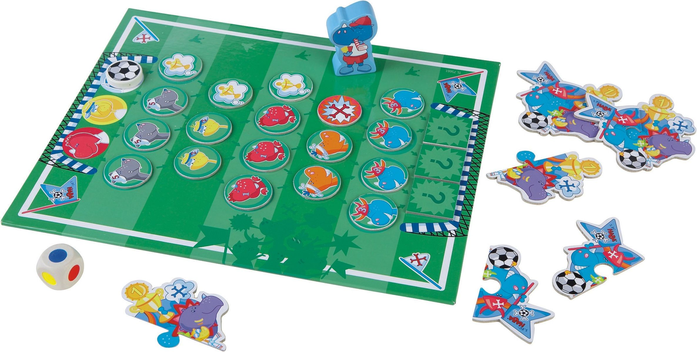 Ein grünes Fußball-Brettspiel mit runden Spielsteinen, blauer Holzfigur, Würfel und Puzzle-Teilen daneben.
