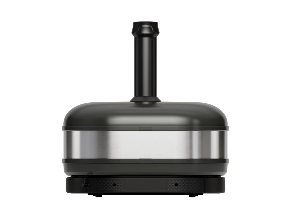 Ein schwarzer Pizzaofen mit einem Metallring in der Mitte und einem Schornstein oben, isoliert auf weißem Grund.