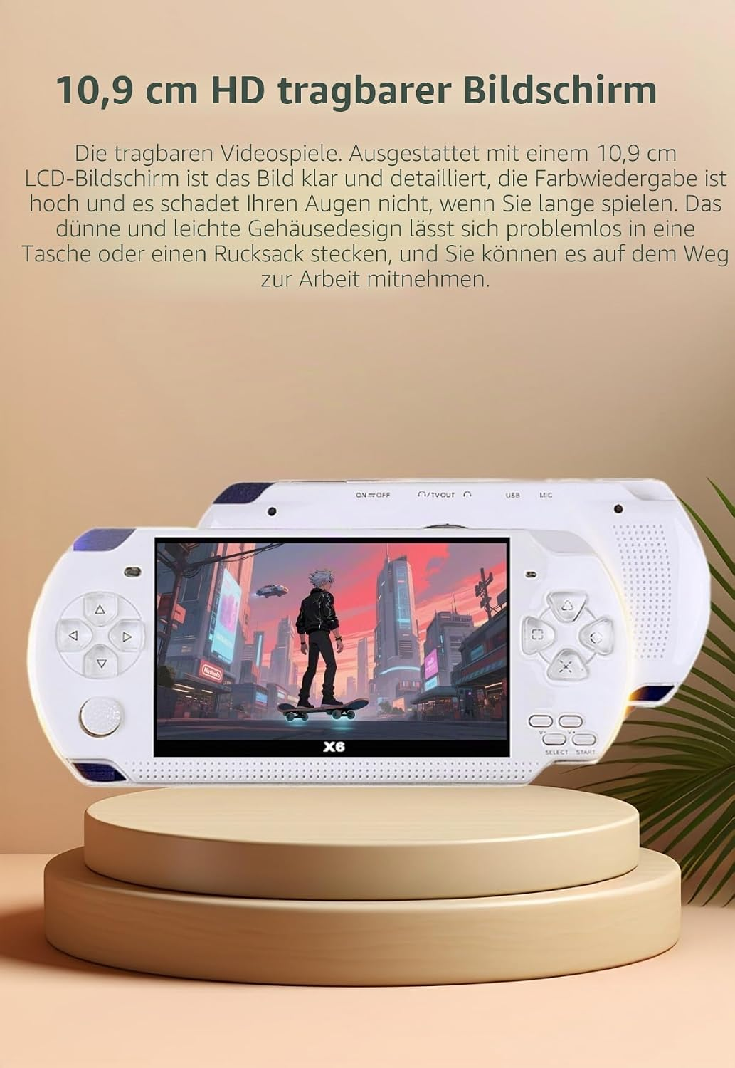 Zwei weiße Handheld-Spielkonsolen mit LCD-Bildschirm auf Holzpodesten vor beigem Hintergrund mit deutscher Beschreibung.