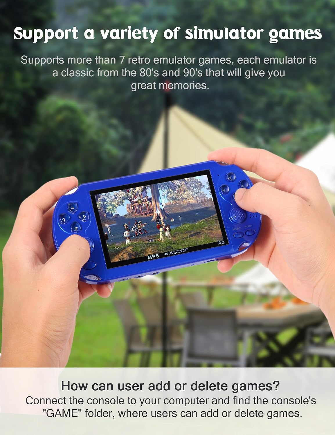 Eine Hand hält eine blaue Handheld-Spielekonsole mit einem aktiven Bildschirm im Freien.