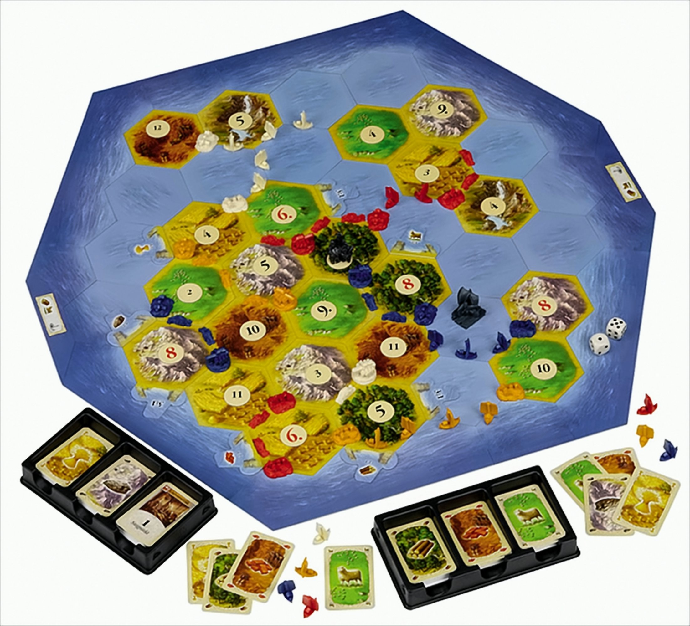 Ein Catan-Brettspiel mit hexagonalen Feldern, nummerierten Marken, farbigen Figuren, Würfeln und Kartenhaltern.