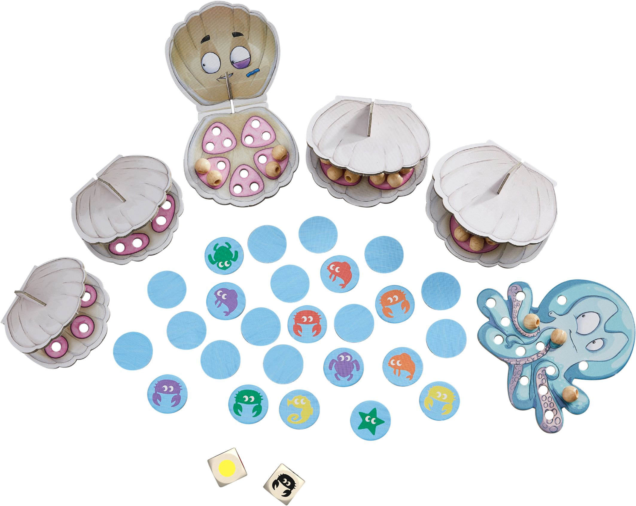 Ein Brettspiel mit Pappmuscheln, blauen Meereskreisen, kleinen Holzperlen, einem Tintenfisch und zwei Würfeln.