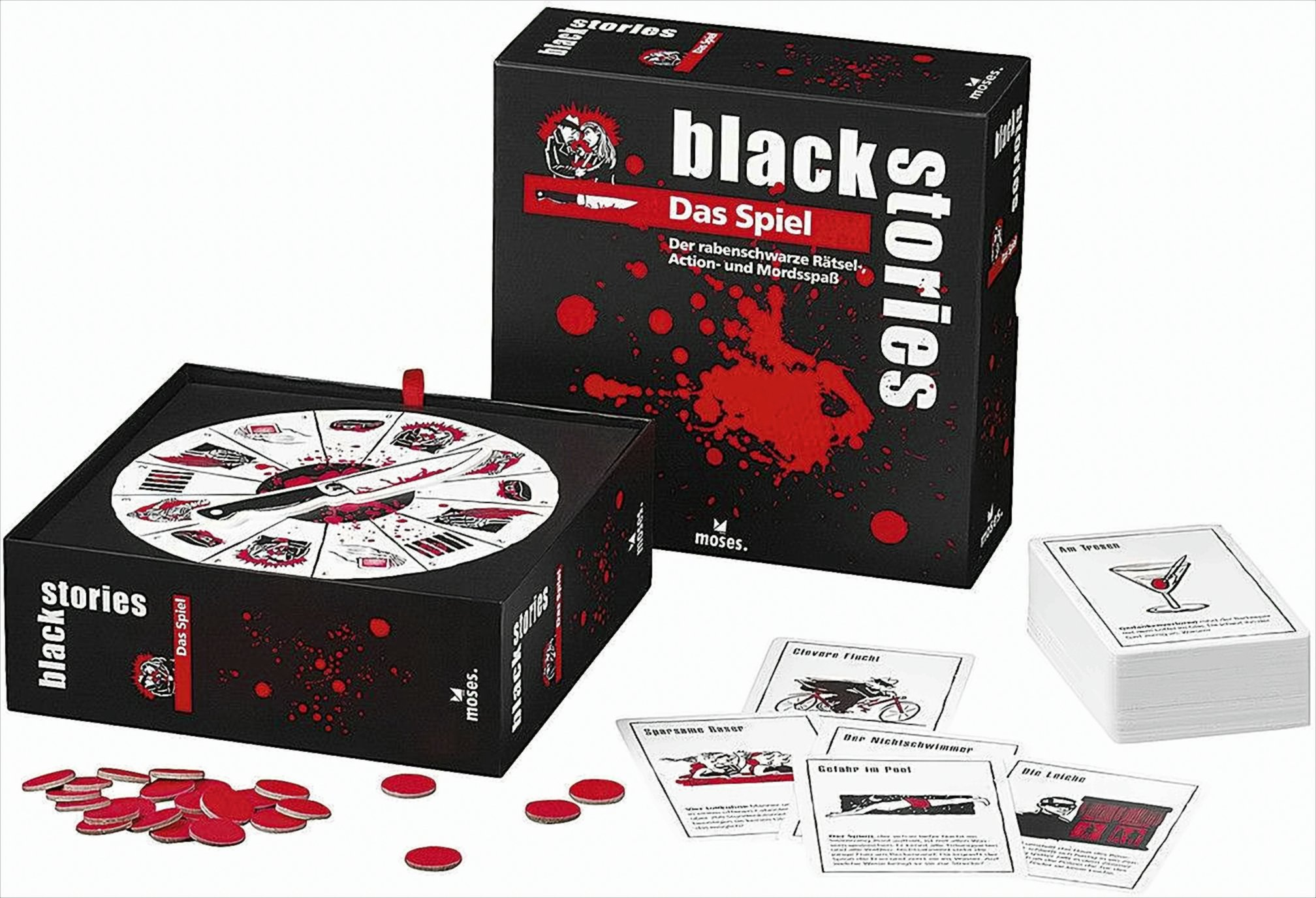 Das Brettspiel "Black Stories" mit schwarzer Schachtel, rotem Blutfleck, Karten und roten Zählmarken.