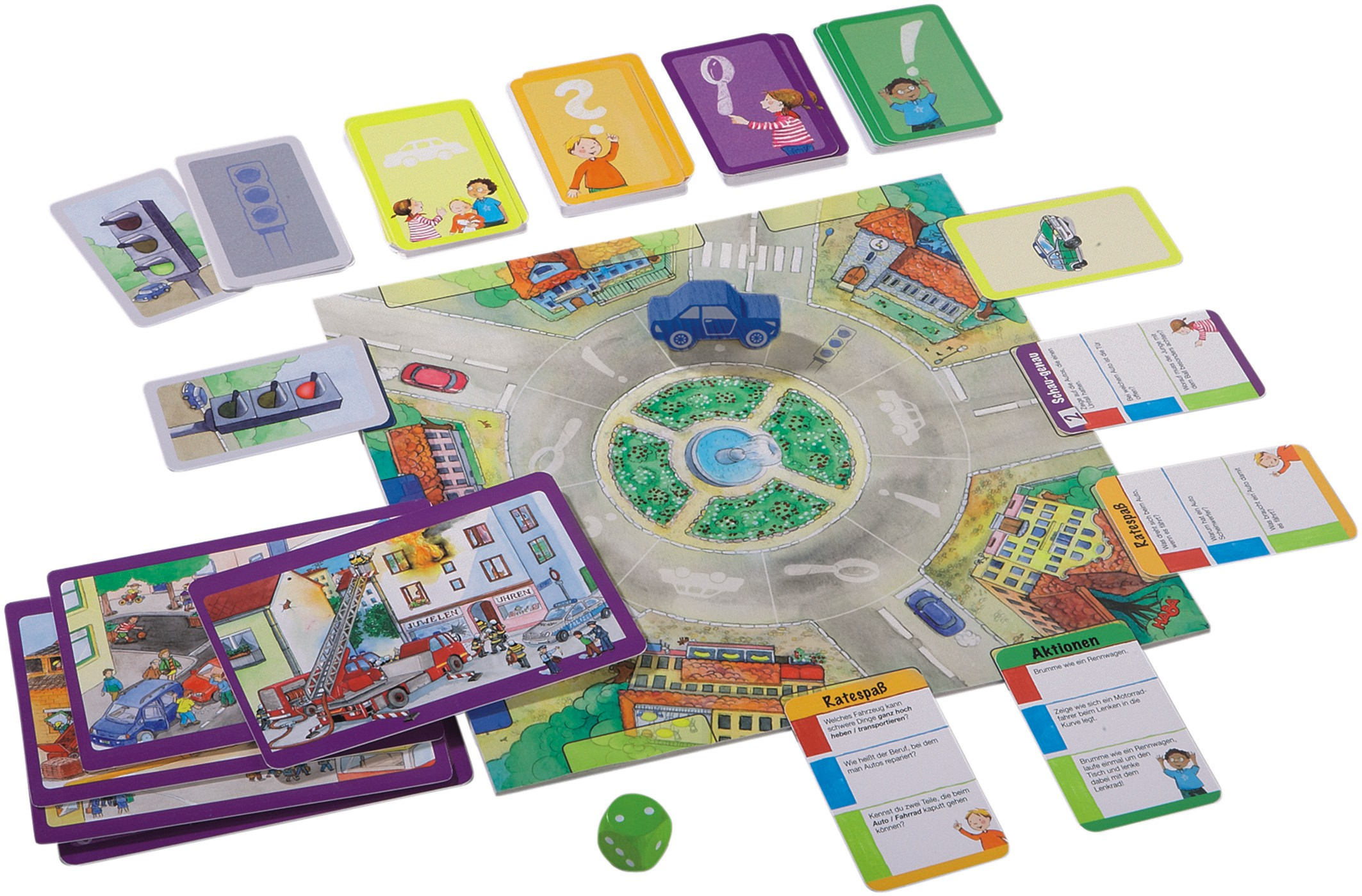 Ein Brettspiel mit Straßenszene, blauem Auto, Spielkarten, Würfel und Gebäuden.