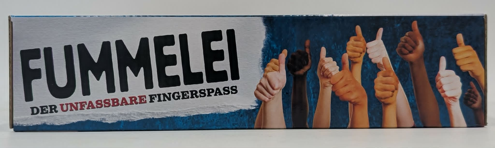 Spielverpackung mit der Aufschrift FUMMELEI, links Text, rechts viele Hände mit erhobenen Daumen.
