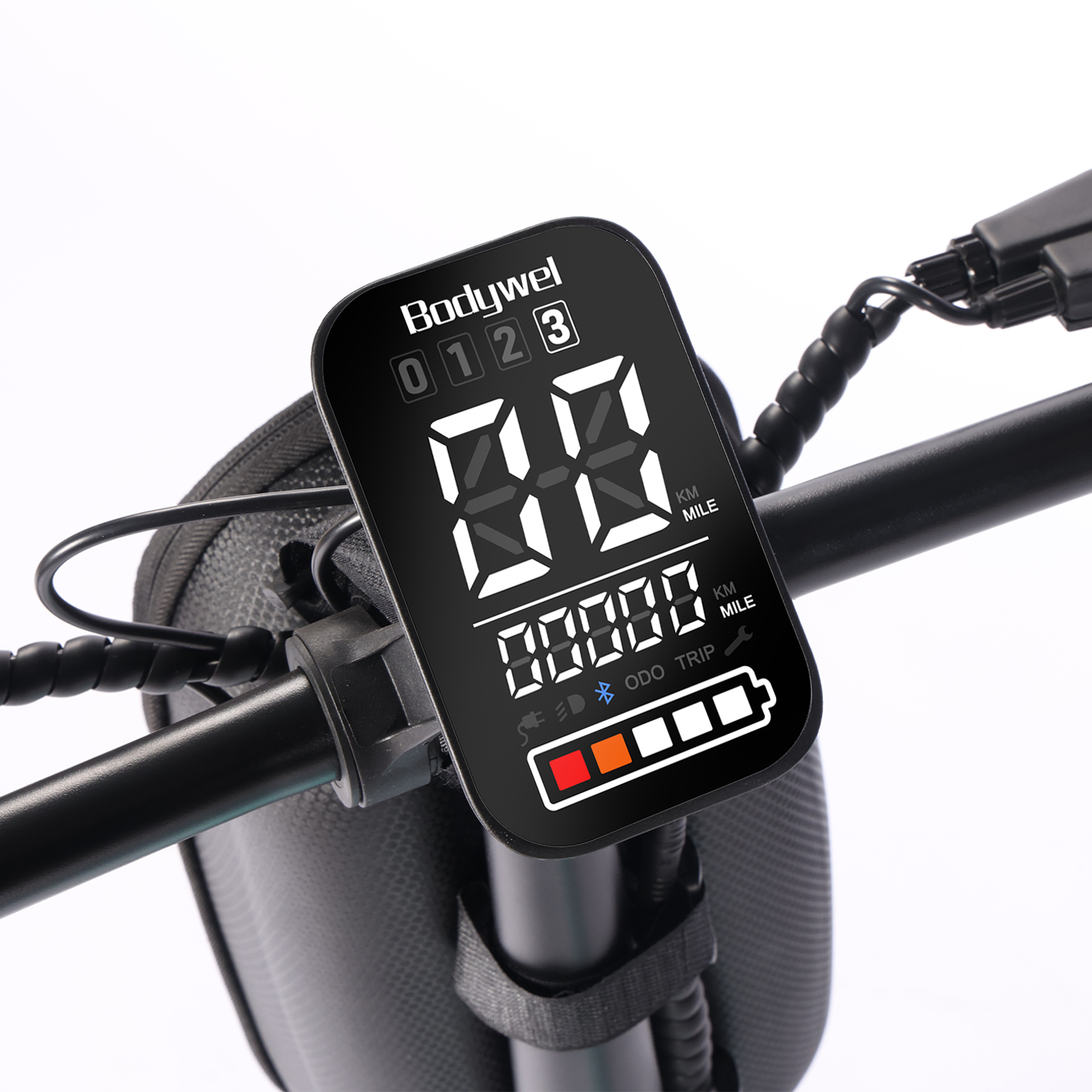 Ein digitaler Bodywel E-Scooter-Bildschirm am Lenker zeigt Geschwindigkeit, Akkustand und Kilometer an.