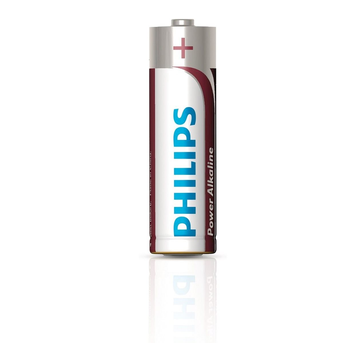 Een Philips AA alkalinebatterij met blauw-rode branding op witte achtergrond, met weerspiegeling.