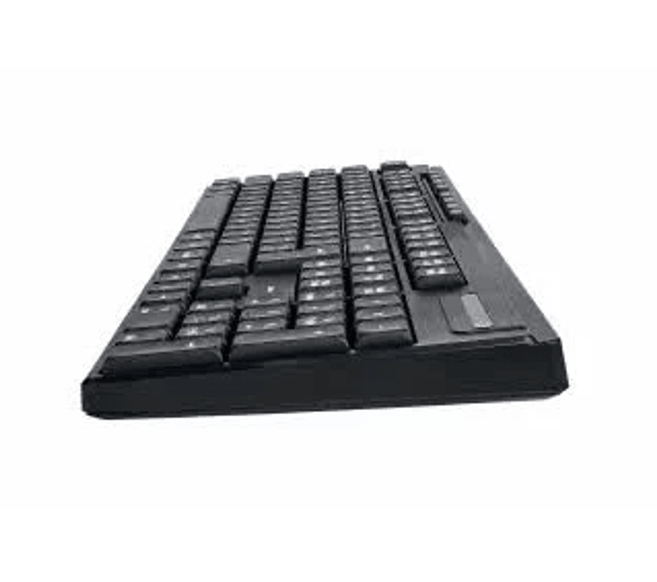 Vista de cerca de un teclado de computadora negro en ángulo sobre fondo blanco.