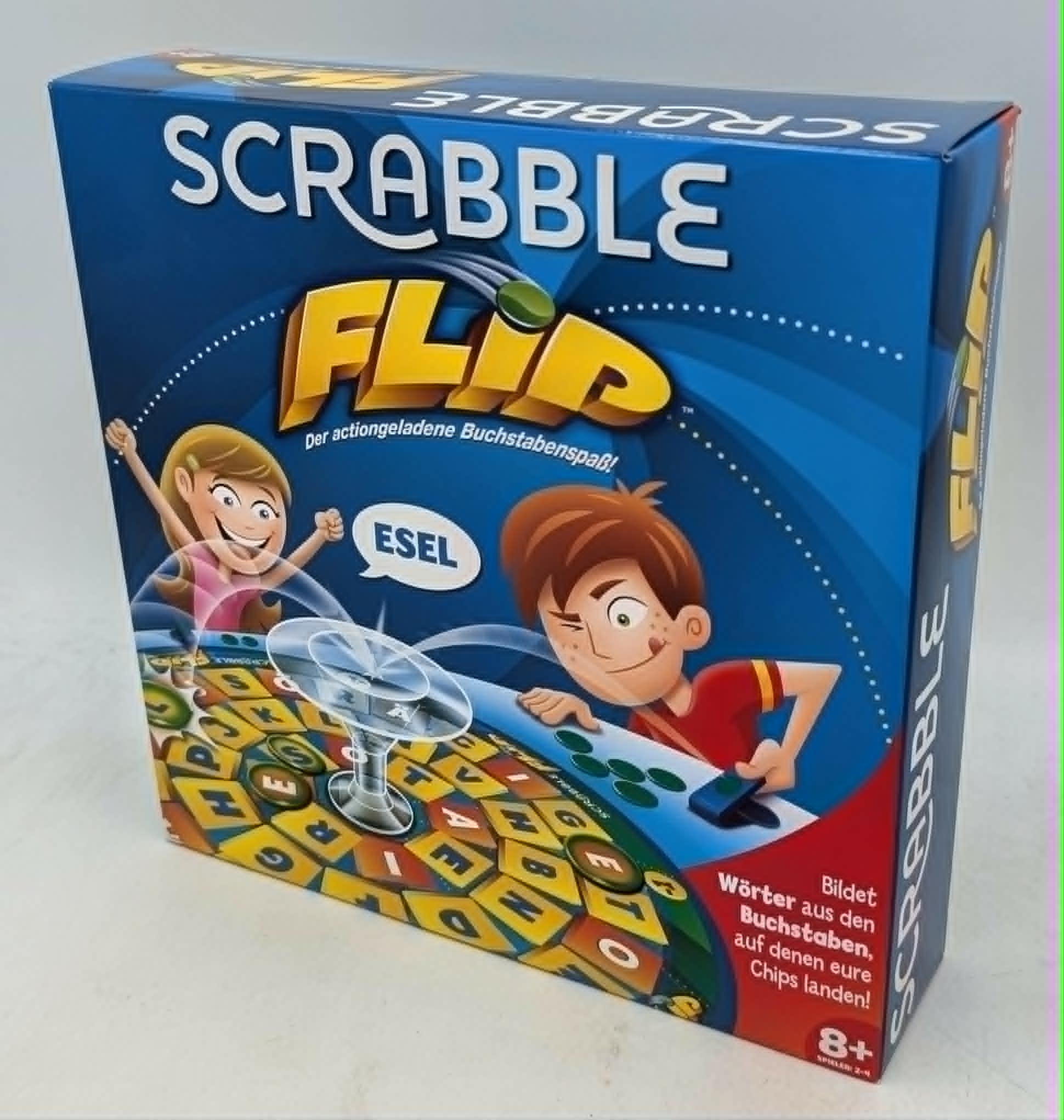 Blaue Schachtel des Scrabble Flip Brettspiels mit cartoonartigen Charakteren und Buchstabenplättchen.