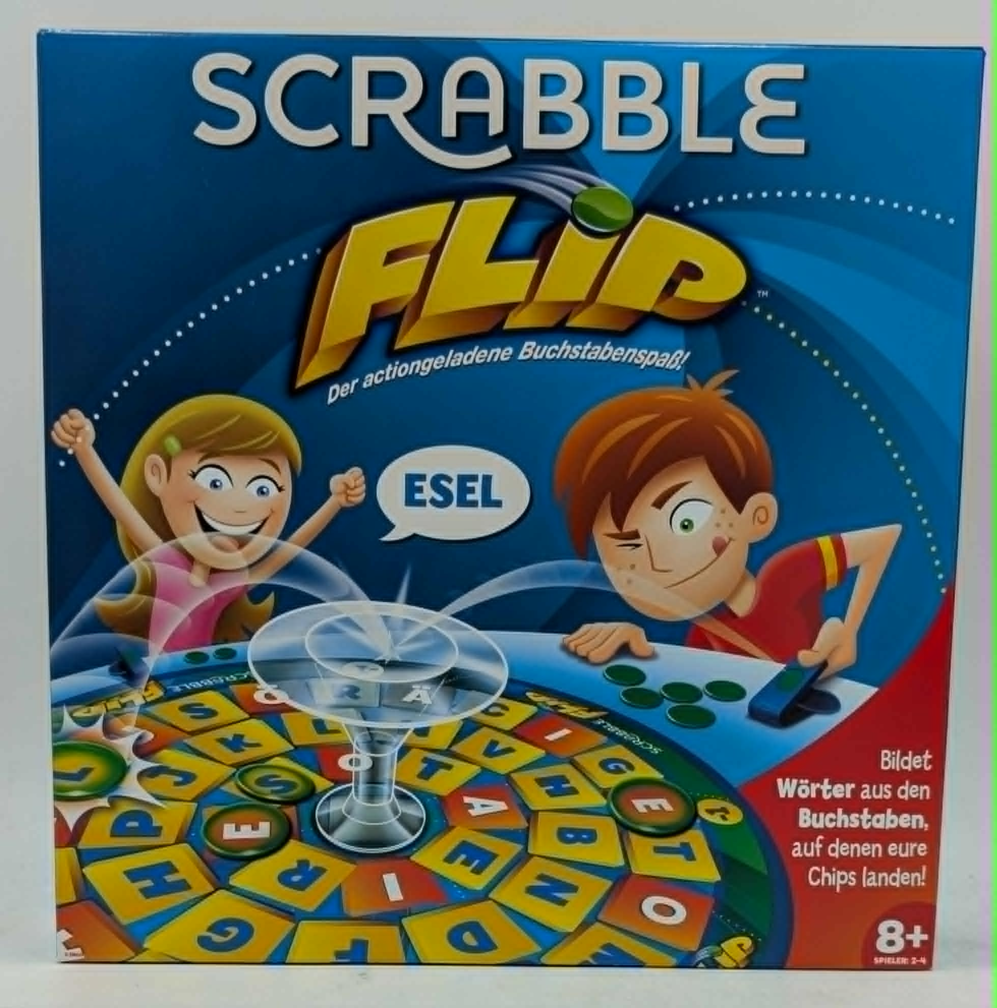 Die Brettspielverpackung von Scrabble Flip mit lachenden Kindern und bunten Buchstaben.