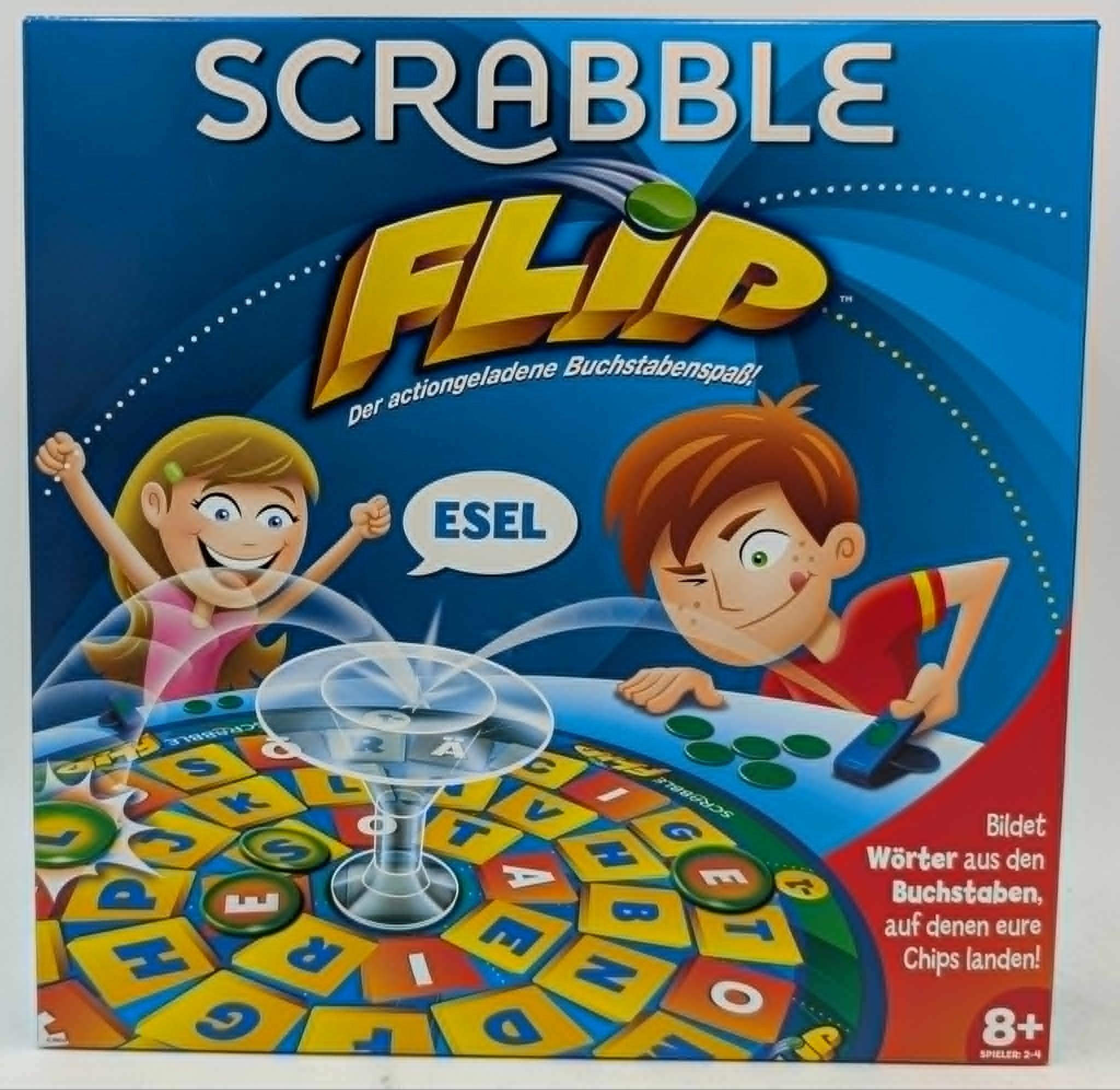 Die Brettspielbox zeigt Scrabble Flip mit lachenden Kindern und bunten Buchstabenkacheln auf blauem Grund.