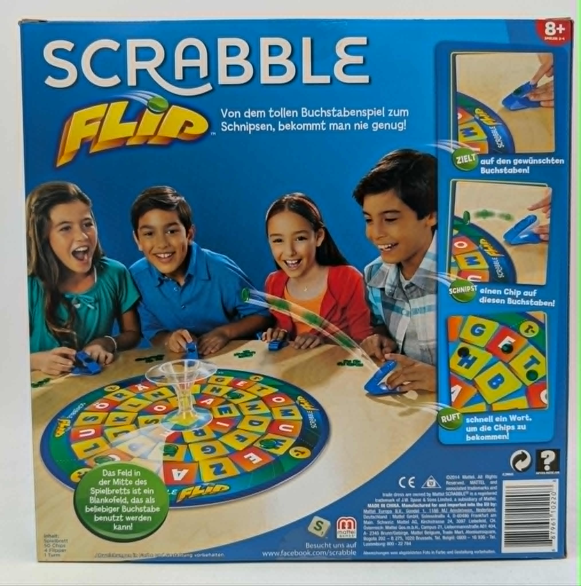 Vier Kinder spielen fröhlich Scrabble Flip an einem Tisch mit bunten Buchstaben.