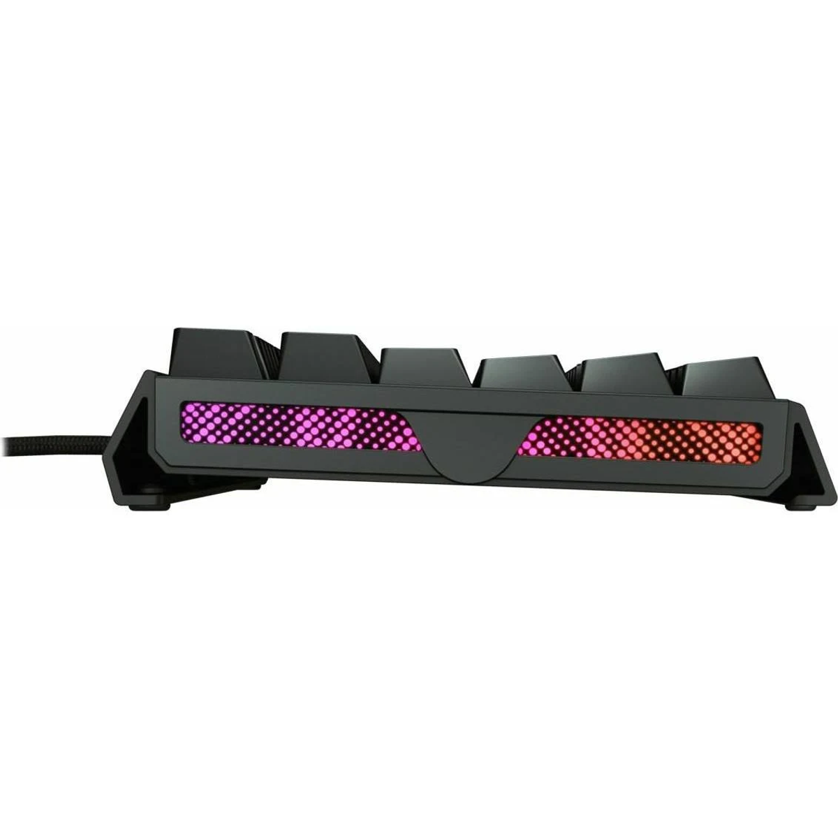 Vista laterale di una tastiera nera con illuminazione RGB rosa e rossa su sfondo bianco.