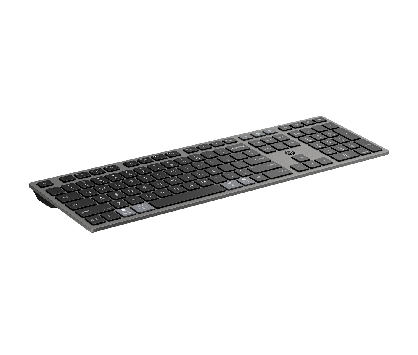 Una tastiera wireless nera ed elegante vista da una prospettiva bassa su sfondo bianco.