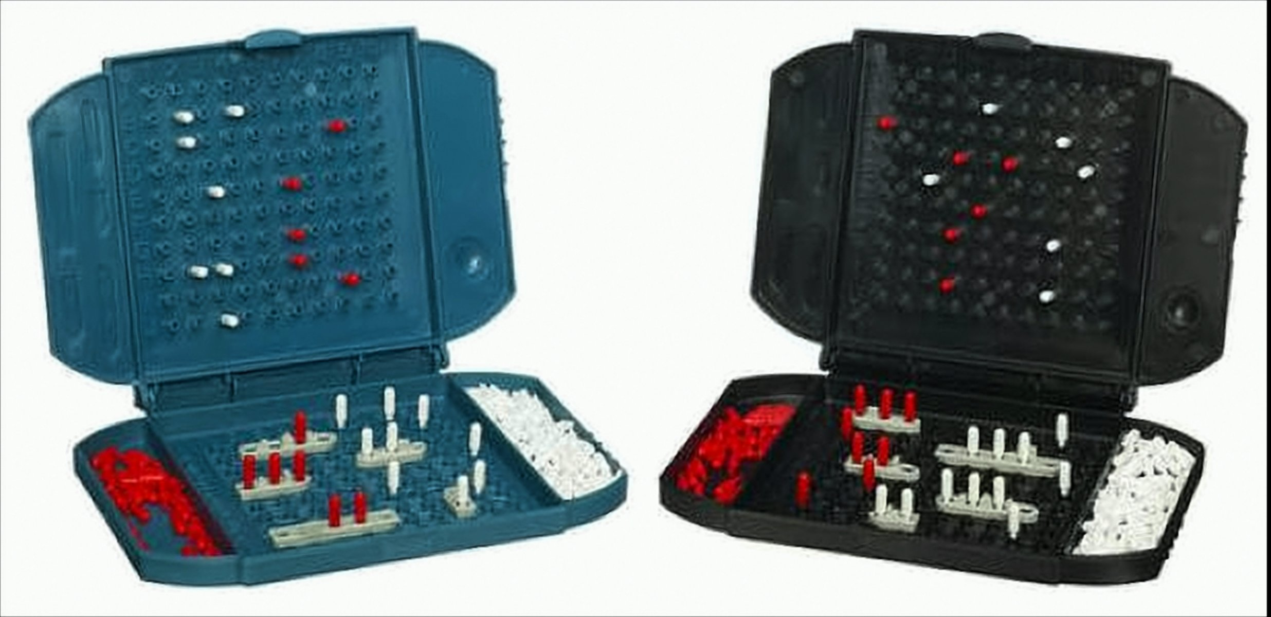 Zwei offene Battleship-Spiele, eines blau, eines schwarz, mit kleinen Schiffen und roten sowie weißen Stiften.