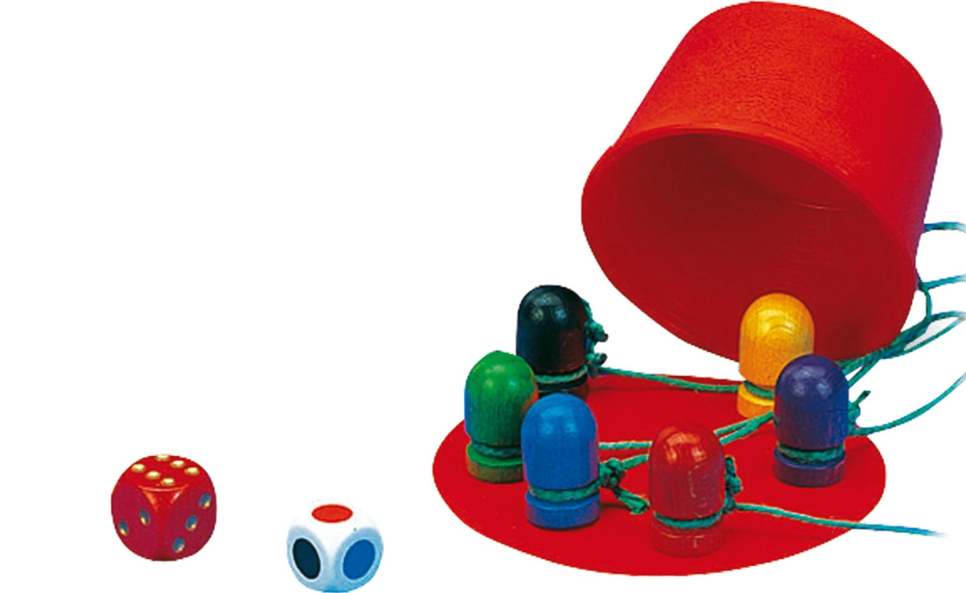 Ein roter Becher, bunte Holzspielfiguren, grüne Schnüre und zwei Spielwürfel auf weißem Hintergrund.