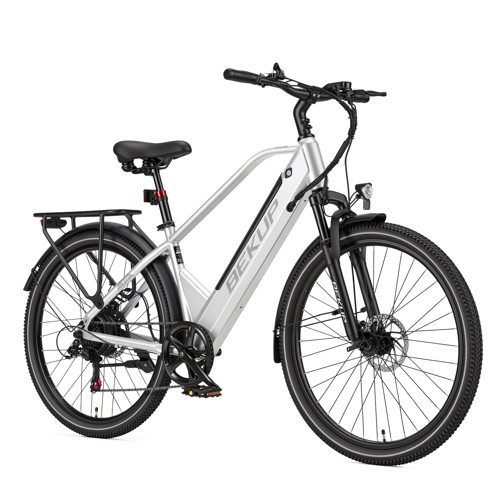 Ein silbernes Elektrofahrrad mit schwarzem Sitz, Lenker und Reifen vor weißem Hintergrund.