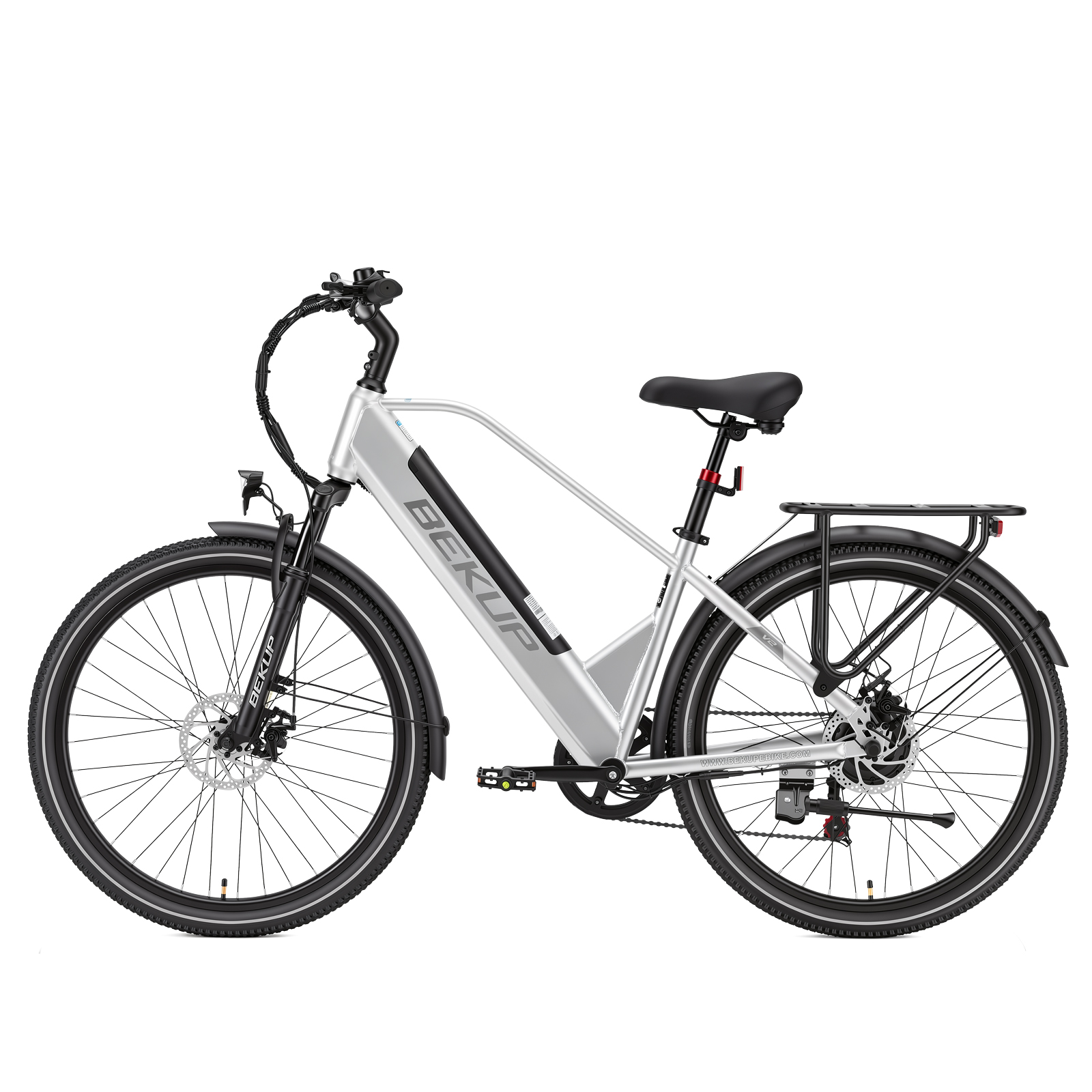 Ein silbernes E-Citybike mit schwarzen Akzenten, Gepäckträger und Scheibenbremsen vor weißem Hintergrund.