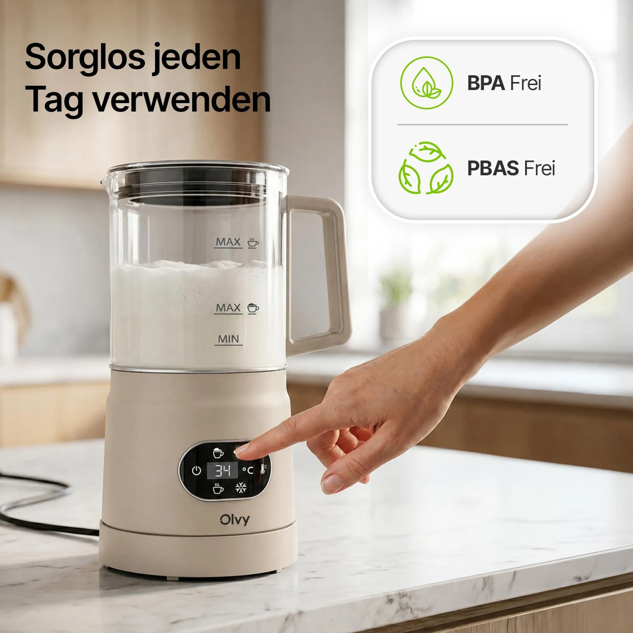 Eine Hand berührt das digitale Bedienfeld eines beigen Olvy-Milchaufschäumers auf einer Küchenarbeitsplatte.