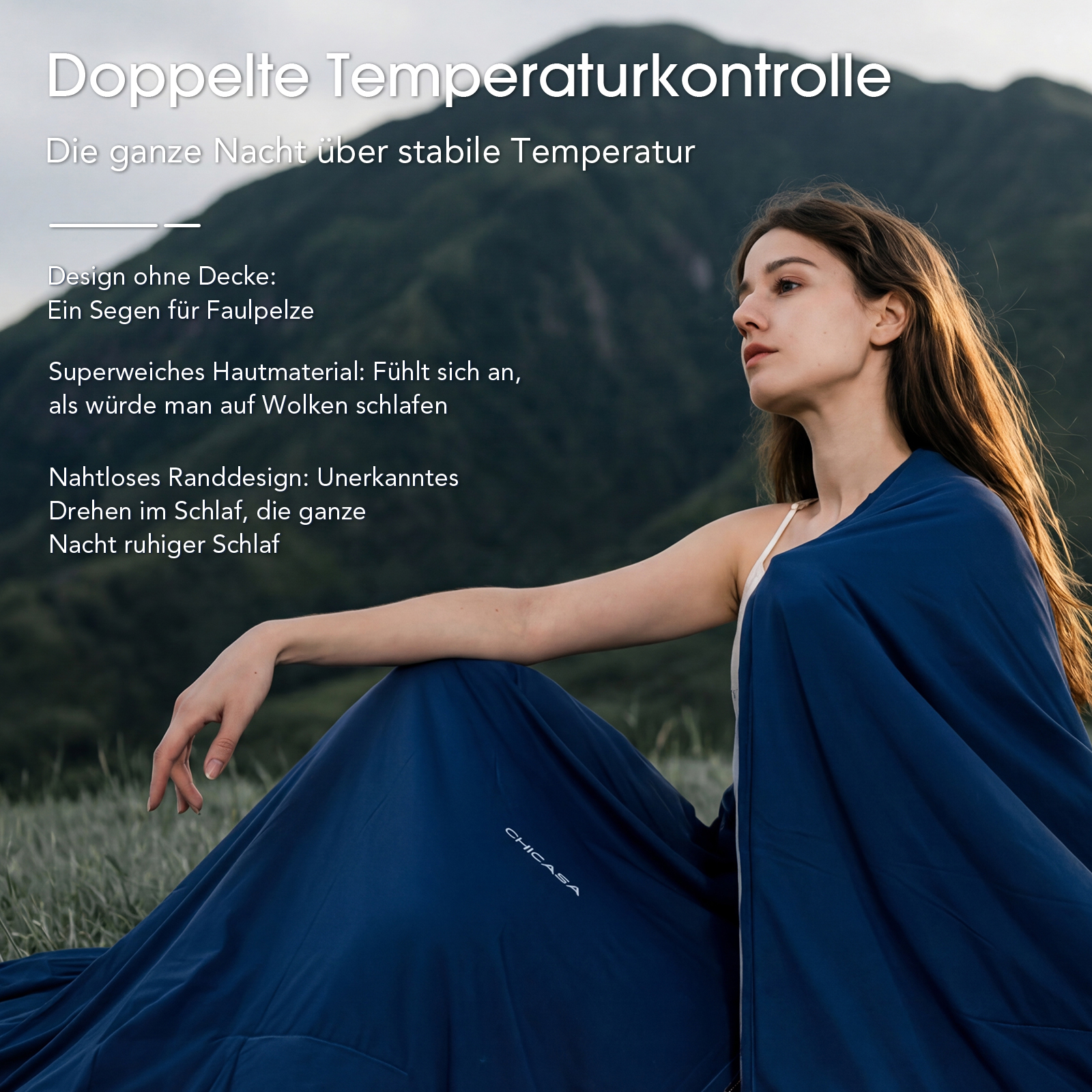 Eine Frau in blauer Kleidung sitzt draußen im Gras vor einem Berg, mit deutschem Text oben links.