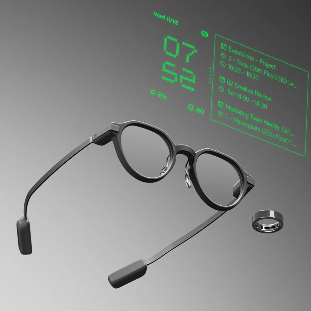 Gafas inteligentes negras y un anillo con notificaciones HUD verdes sobre fondo gris.