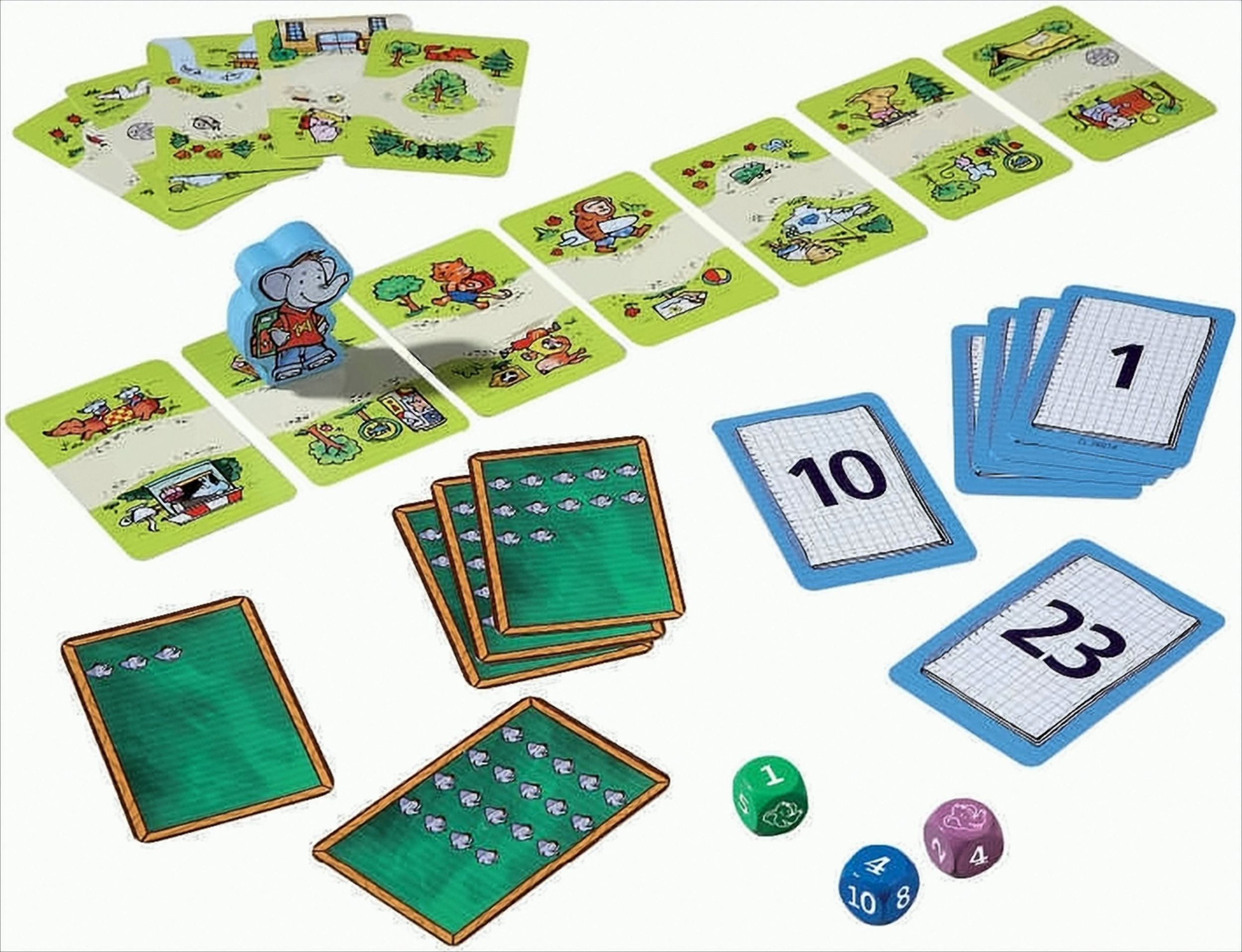 Ein Brettspiel mit grünen und blauen Karten, grünen Schultafeln mit Fischen, drei Würfeln und einer Elefantenfigur.