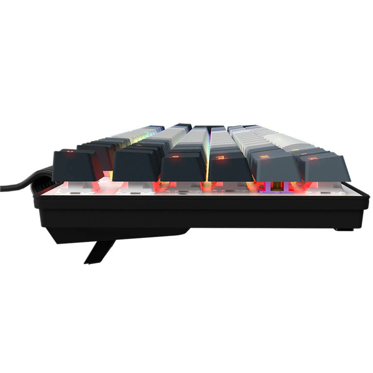 Widok z boku klawiatury mechanicznej z podświetleniem RGB i ciemnymi klawiszami na białym tle.