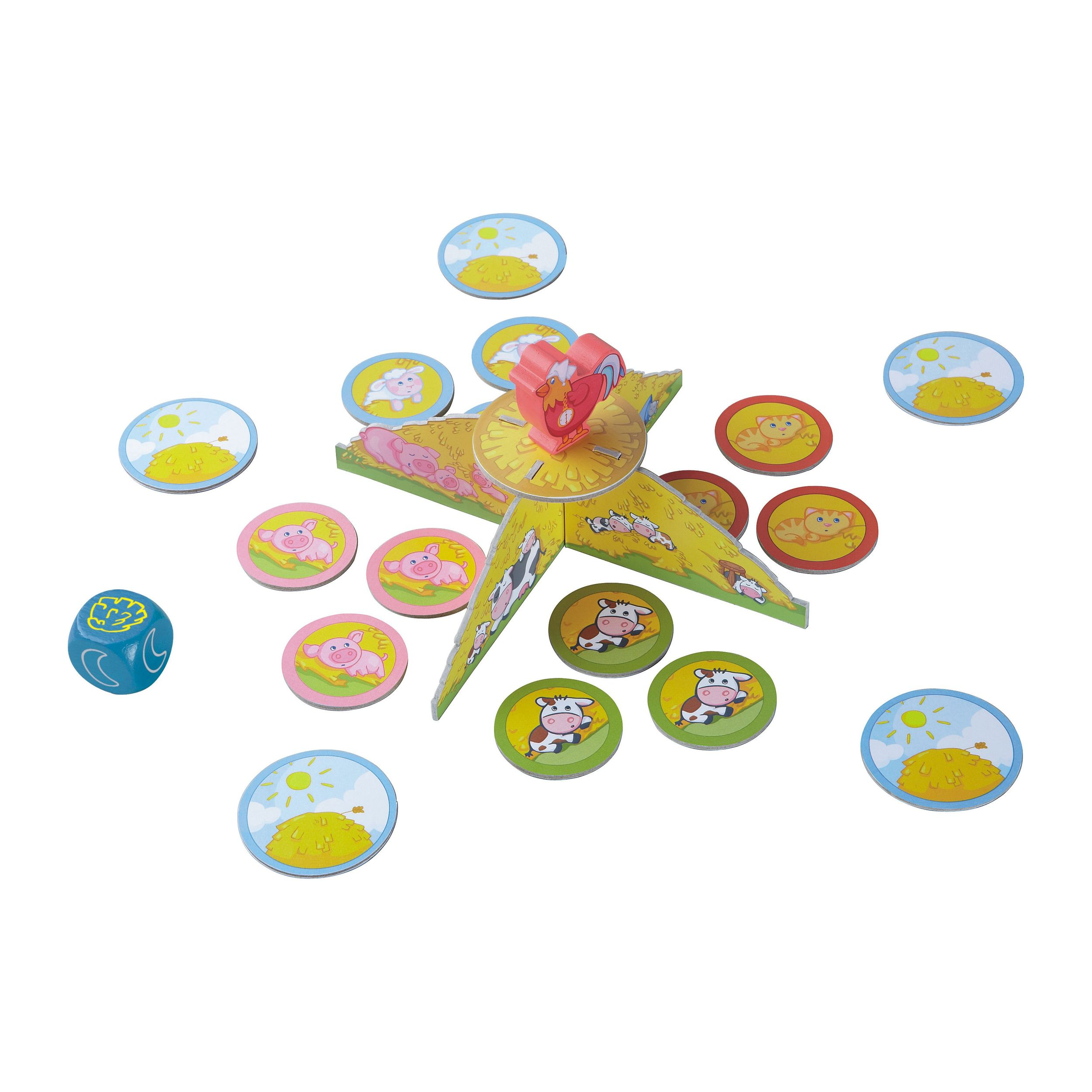 Ein Bauernhof-Kinderspiel mit Pappscheiben, einer 3D-Heustapel-Struktur und einem blauen Würfel.