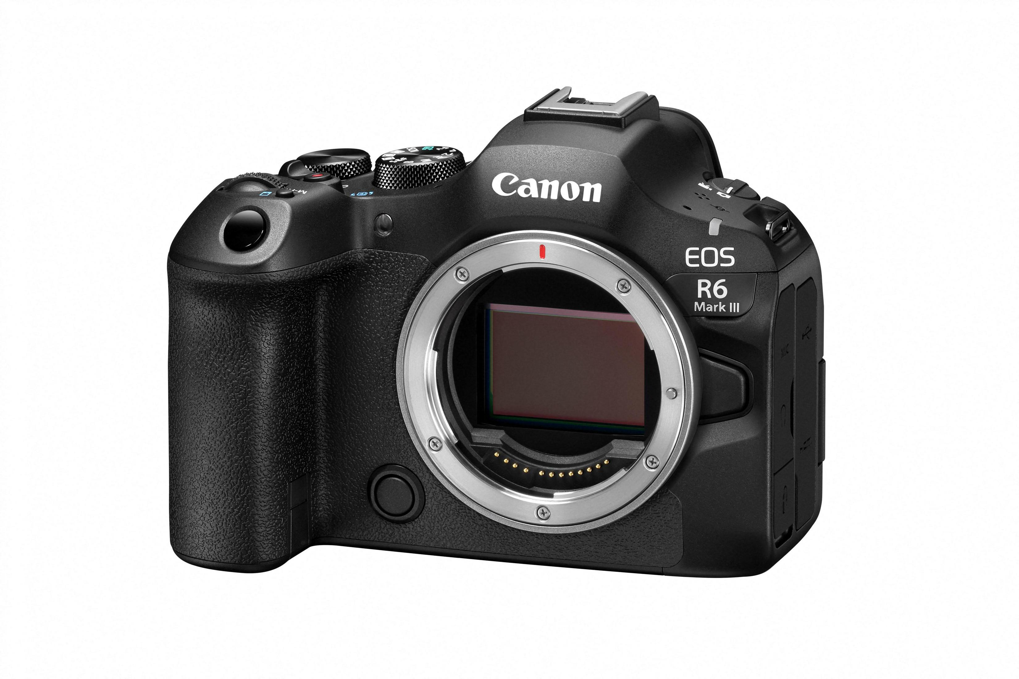 Corpo macchina fotografica nero Canon EOS R6 Mark III senza obiettivo su sfondo bianco.