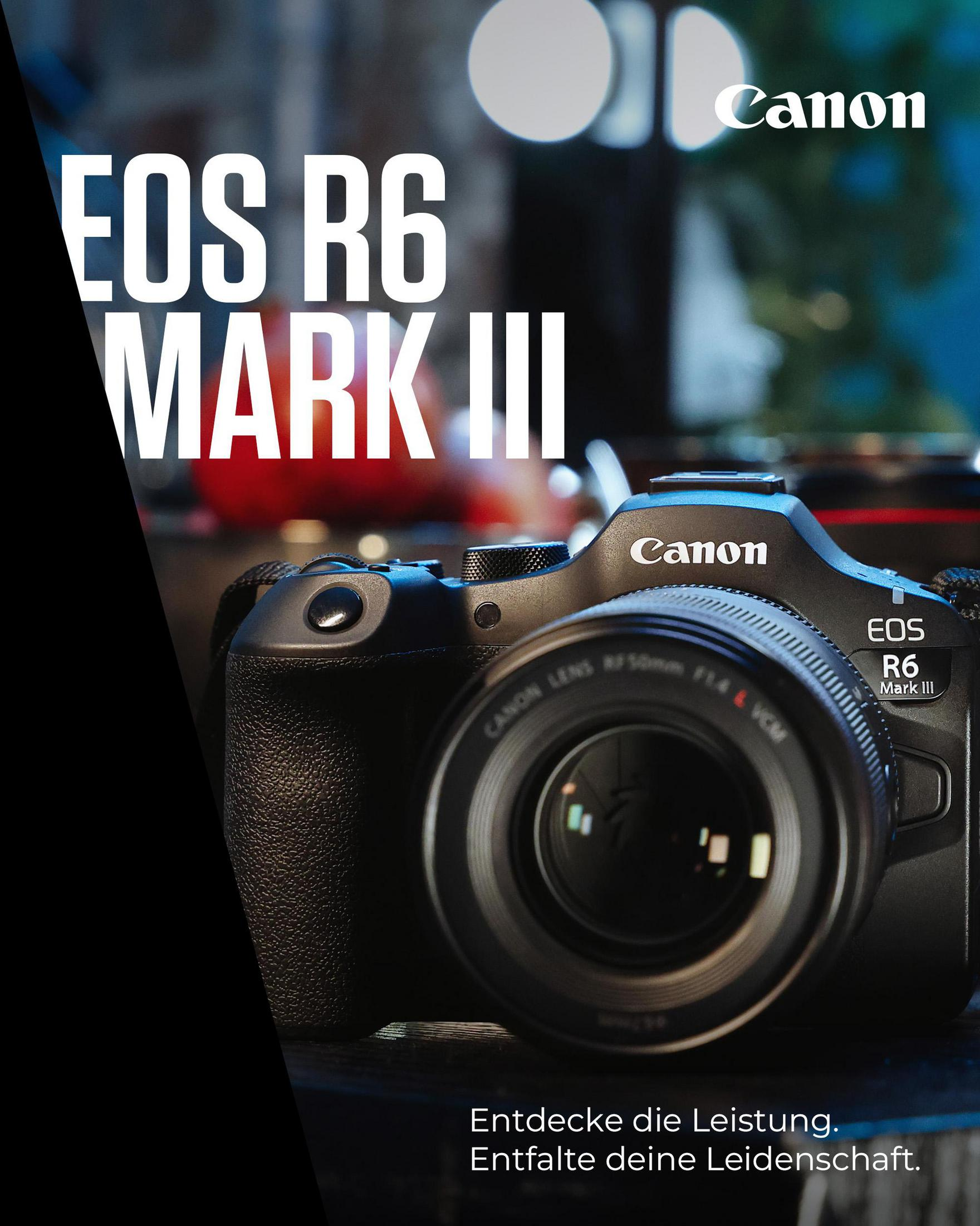 Una fotocamera nera Canon EOS R6 Mark III su superficie scura con testo promozionale.