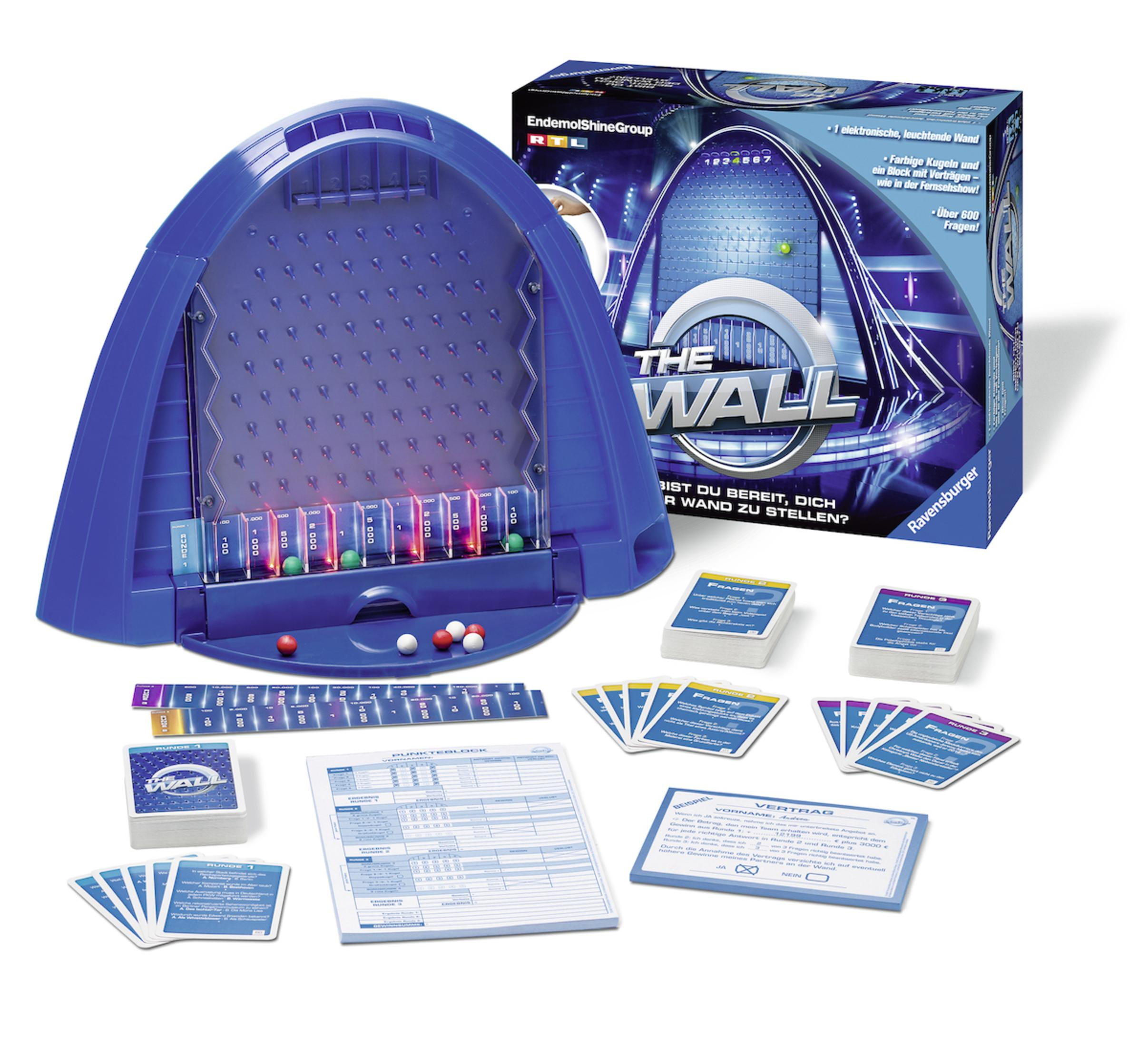 Das Wand-Brettspiel mit blauem Spielbrett, Karton, Fragekarten, Wertungsbogen und kleinen Bällen auf weißem Hintergrund.
