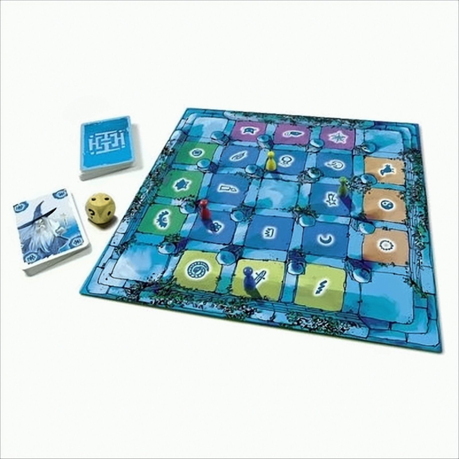 Ein blaues Brettspiel mit bunten Feldern, Spielfiguren, einem gelben Würfel und Karten auf weißem Hintergrund.