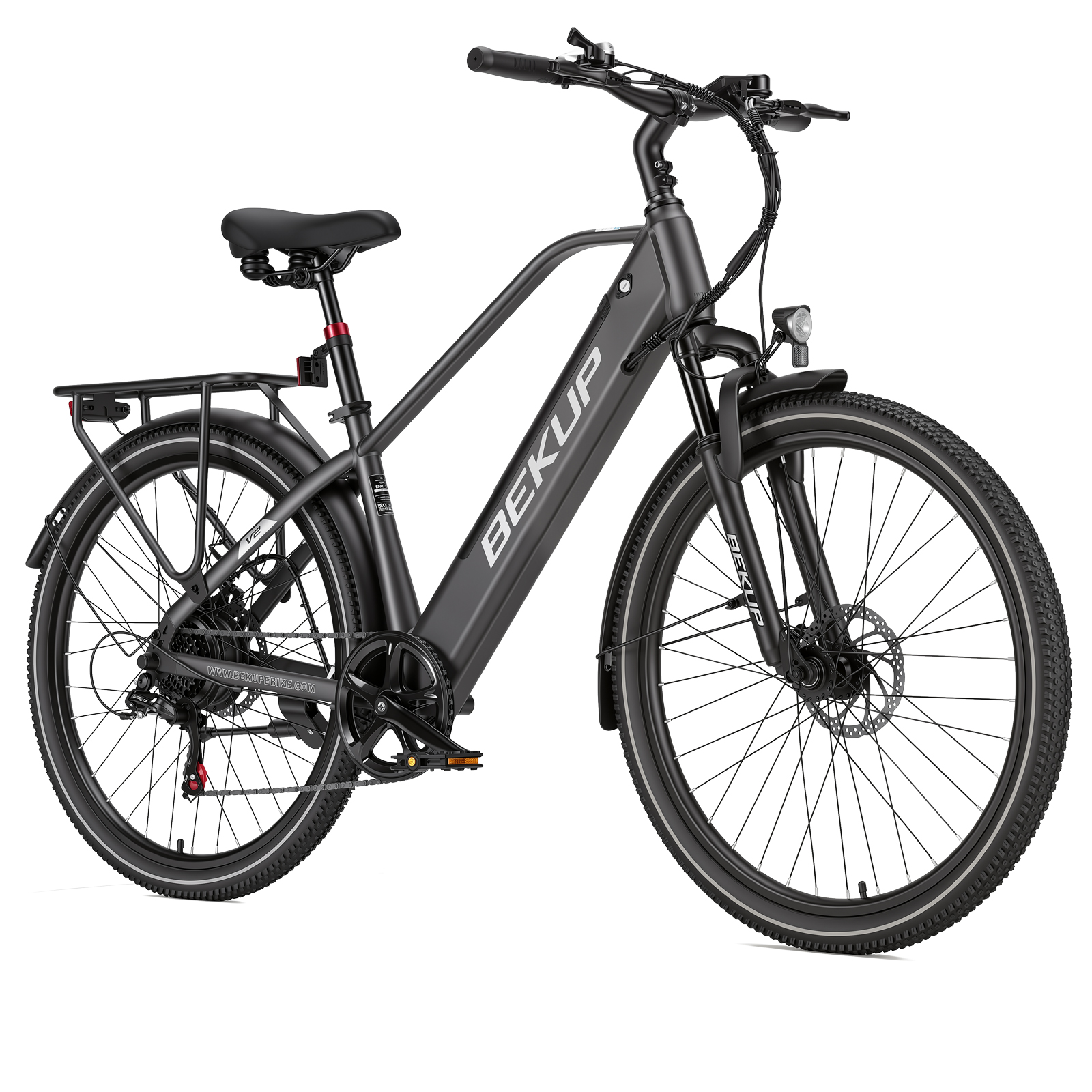 Ein graues Elektrofahrrad mit Gepäckträger, Schutzblechen und Stollenreifen auf weißem Hintergrund.