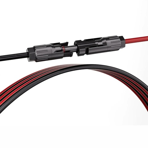 Czarny złącze solarne łączy czarno-czerwony kabel na białym tle, z wygiętą pętlą kablową u dołu.