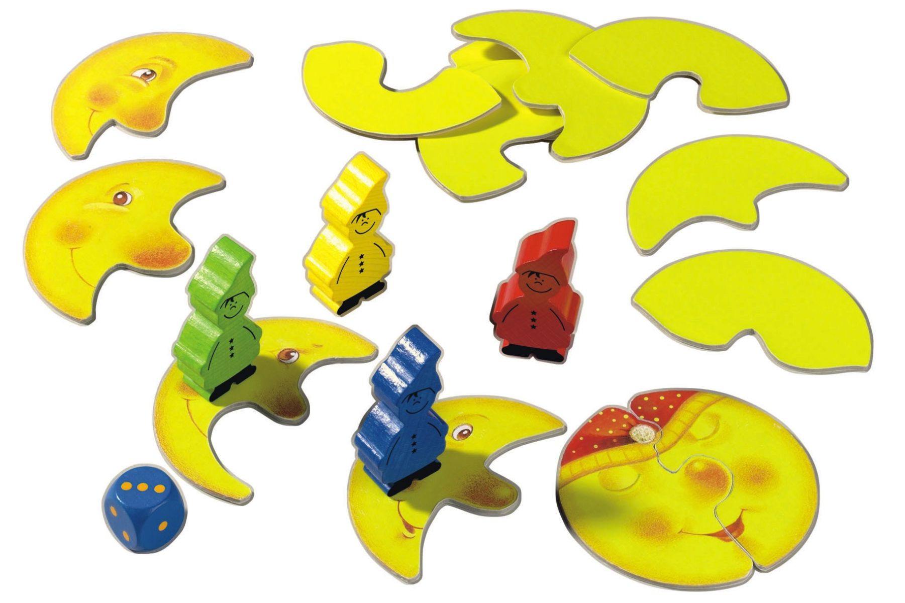 Buntes Kinderspiel mit Holzfiguren, gelben Monden und einem blauen Würfel auf weißem Hintergrund.