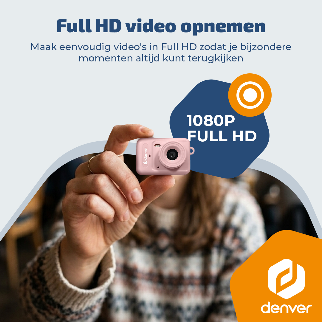 Een hand houdt een kleine roze Denver kindergereedschap camera vast tegen een achtergrond met tekst en het Denver-logo.