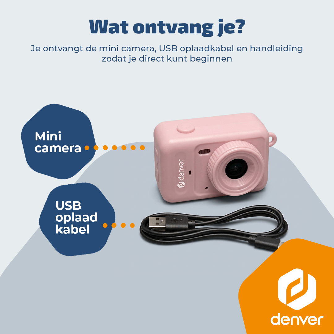 Een roze minicamera en een zwarte USB-oplaadkabel op een lichtgrijze achtergrond met Nederlandse tekst.