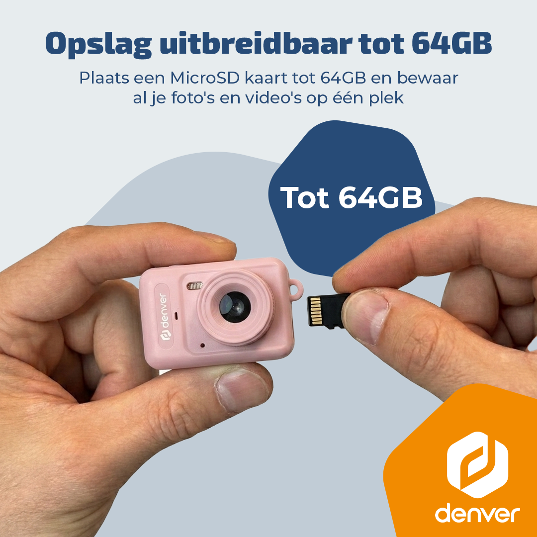 Handen steken een micro-sd-kaart in een kleine roze Denver-digitaalcamera.