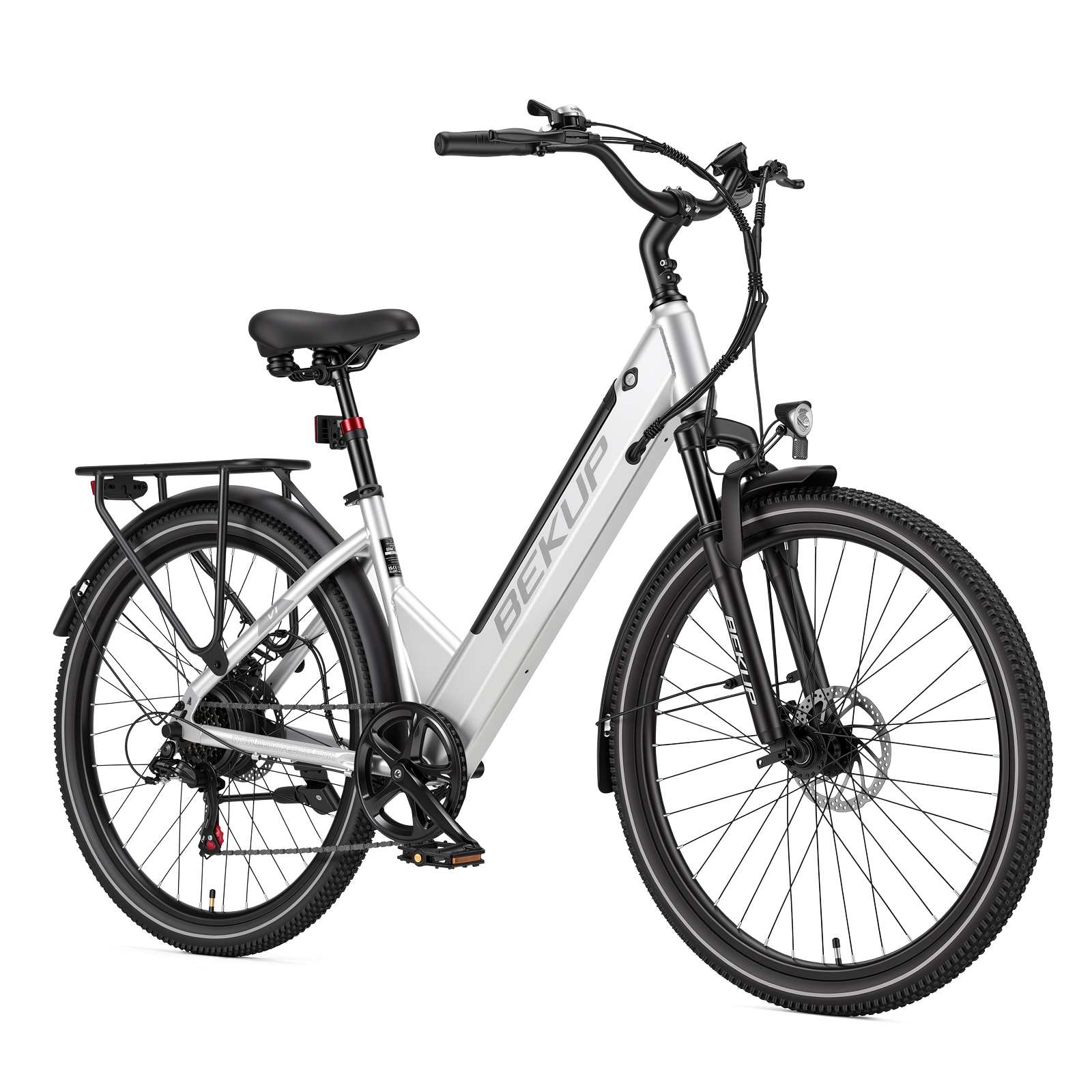 Ein silbernes Elektrofahrrad mit schwarzem Sattel und Gepäckträger auf weißem Hintergrund.