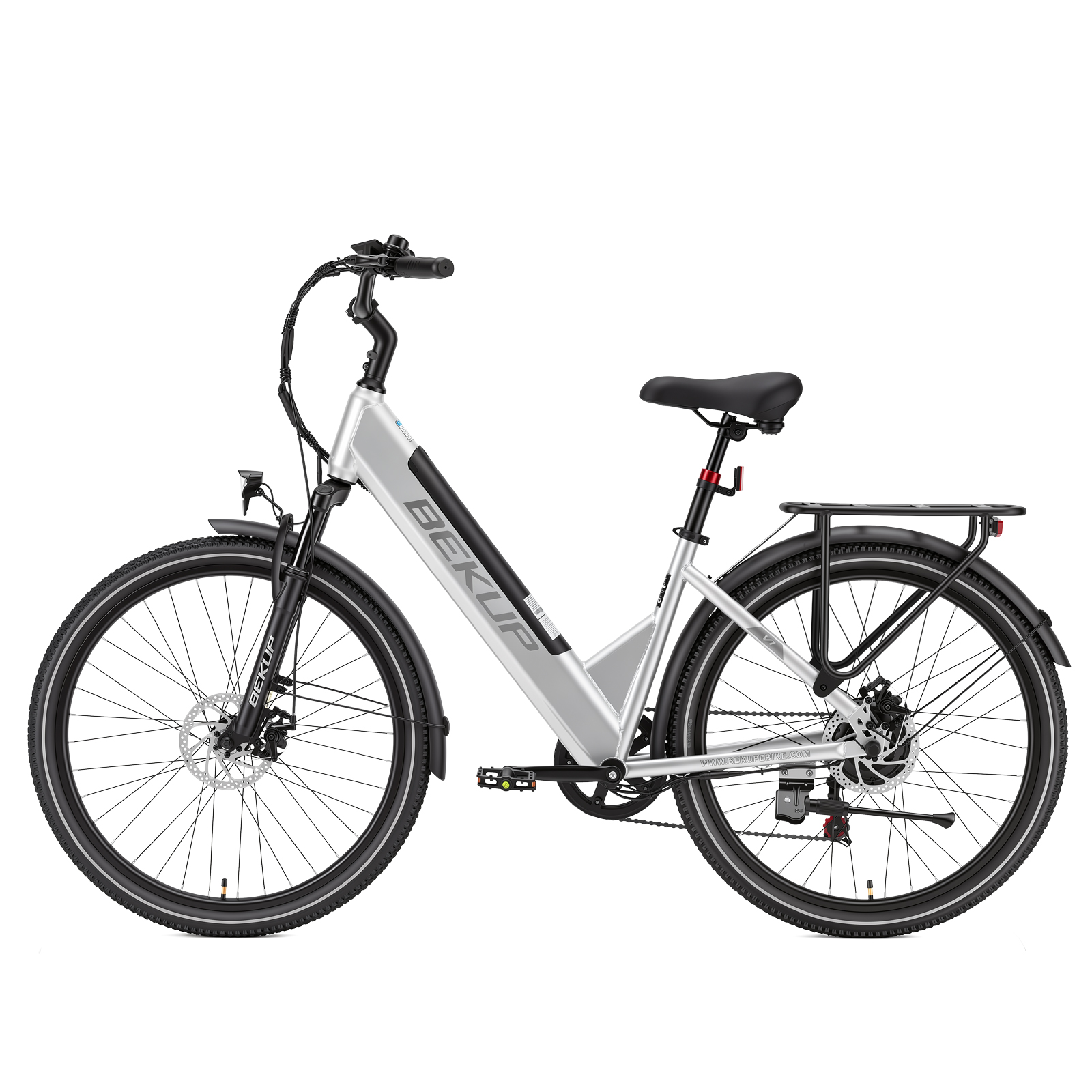 Ein silbernes E-Bike mit schwarzem Sattel, Gepäckträger, Scheibenbremsen und Ständer auf weißem Hintergrund.