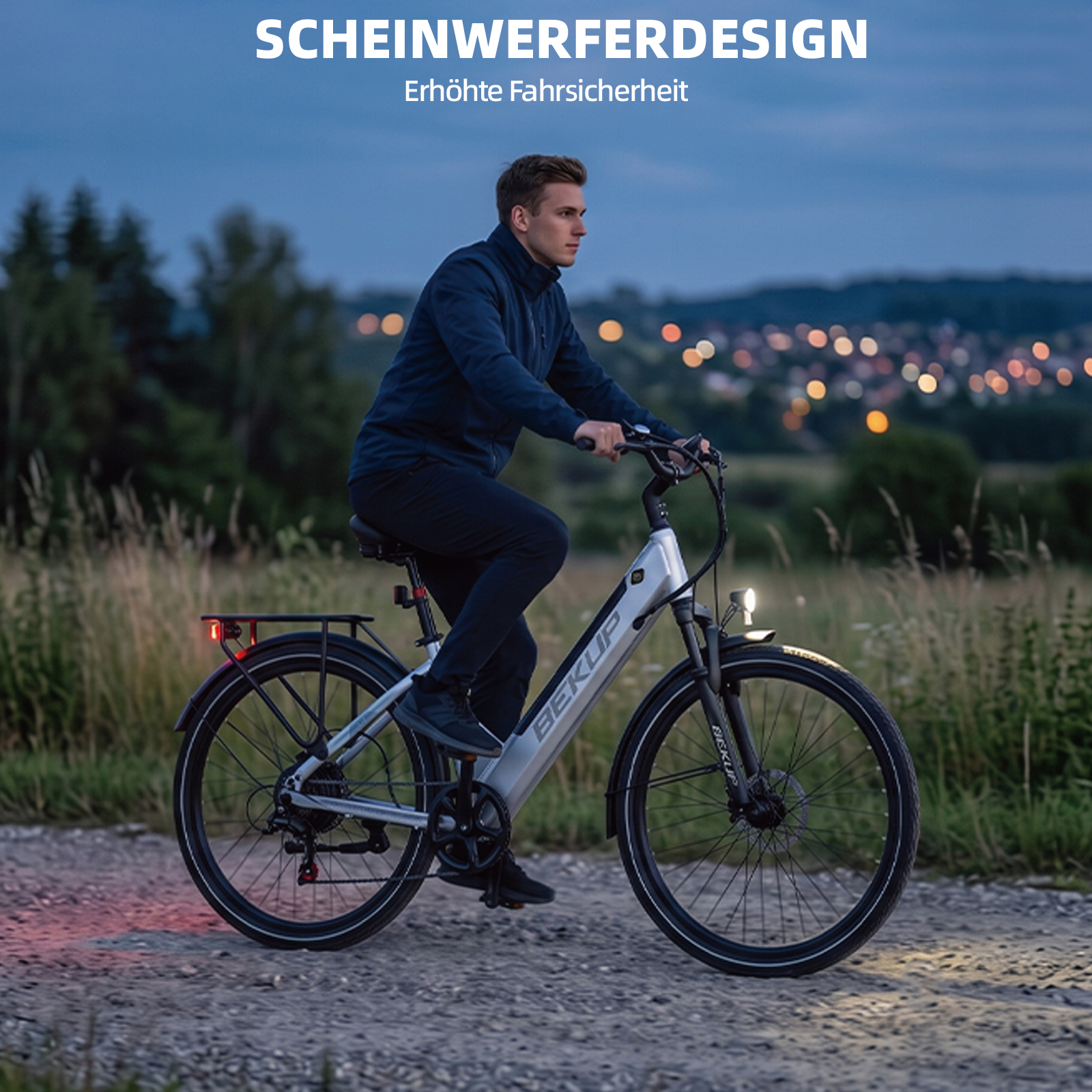 Ein Mann fährt im Dämmerlicht ein silbernes E-Bike auf einem Feldweg.