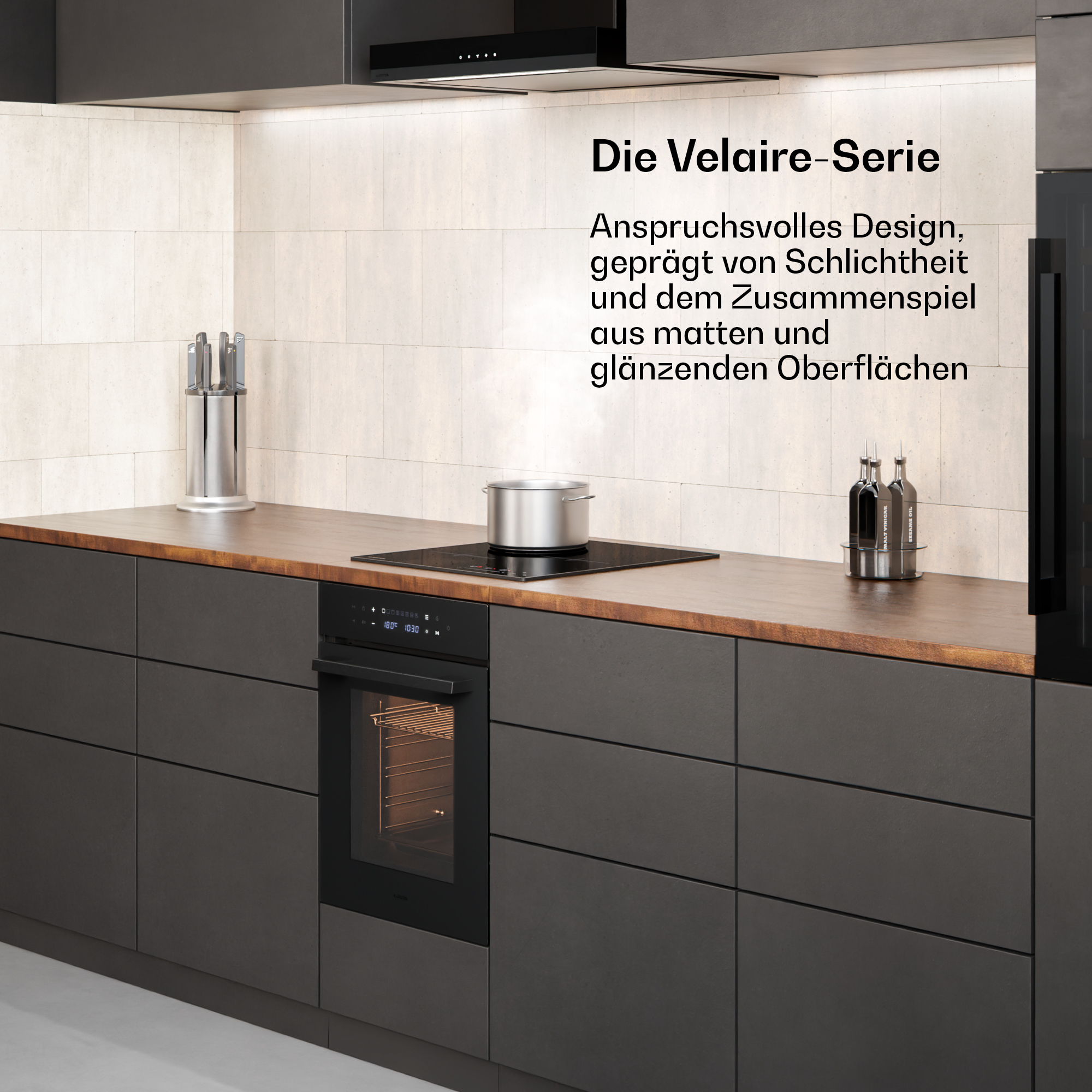 Moderne Küche mit dunklen Fronten, Holzarbeitsplatte, Induktionskochfeld mit Topf und integriertem Ofen.