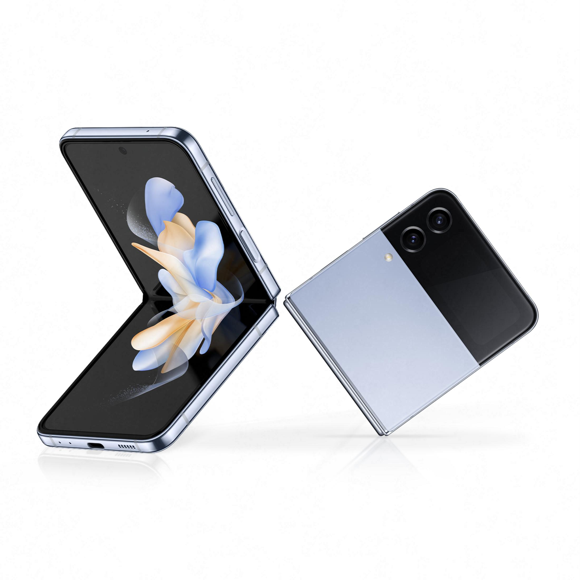 Beyaz arka planda açık mavi ve siyah renklerde iki modern katlanabilir akıllı telefon.