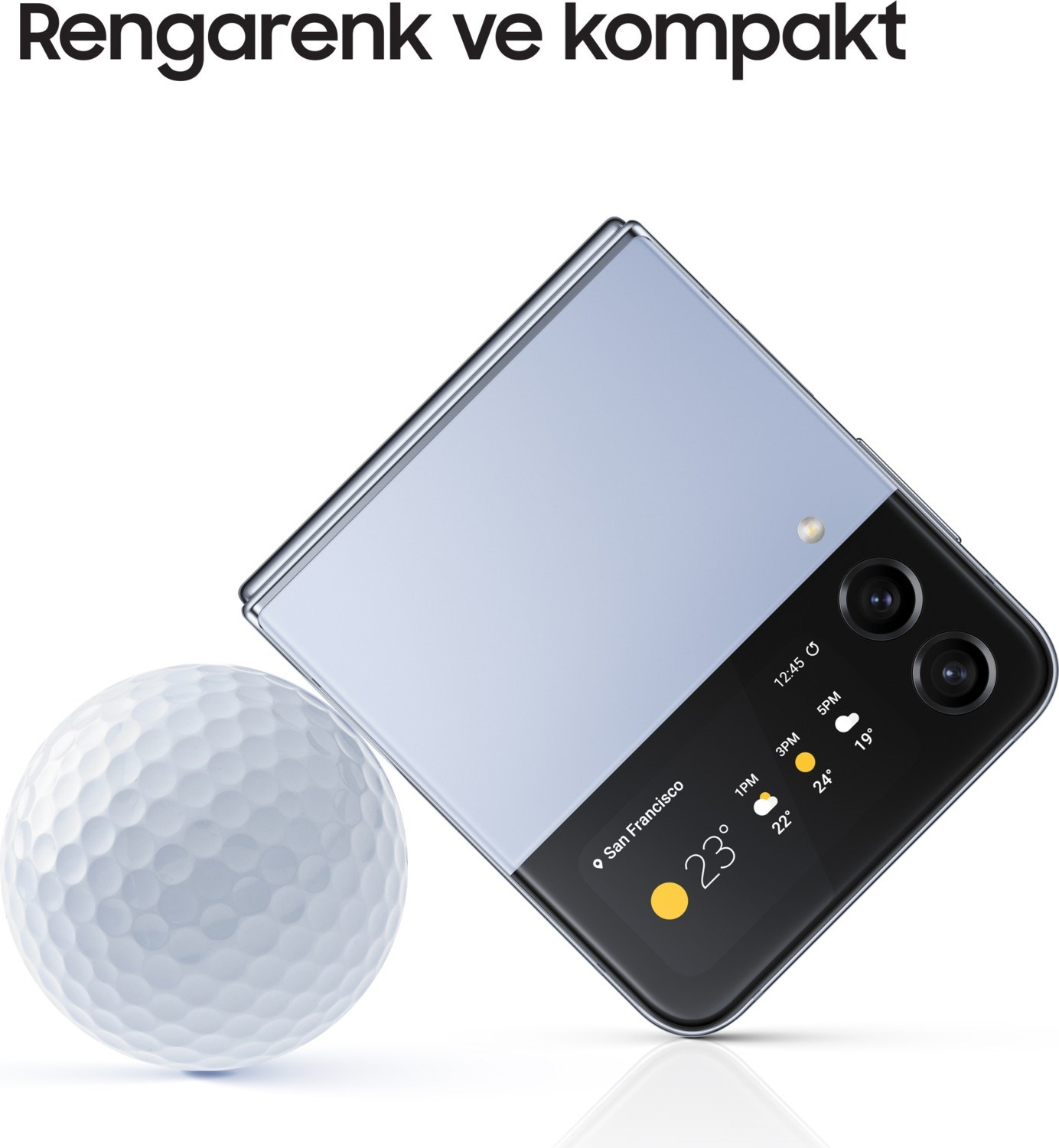 Beyaz bir arka planda golf topunun yanında duran mavi katlanabilir akıllı telefon.