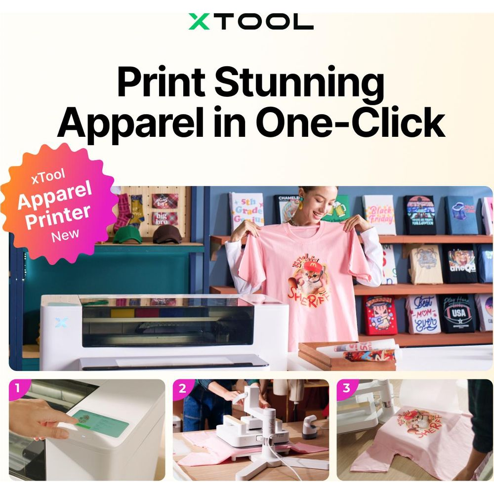 xTool Apparel Printer: Una donna mostra una maglietta rosa stampata con un gatto davanti a scaffali.