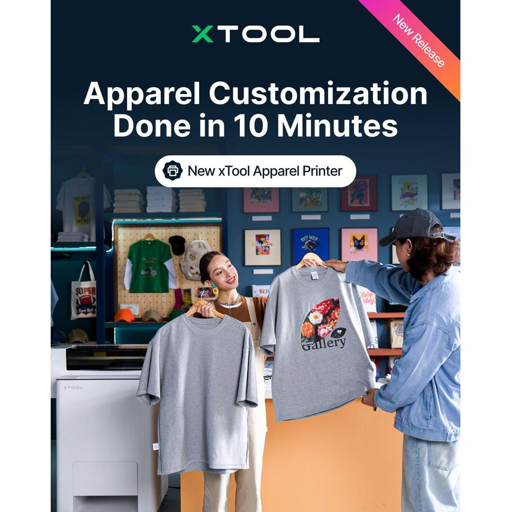 Promo XTool Apparel Printer con due persone che mostrano magliette grigie.